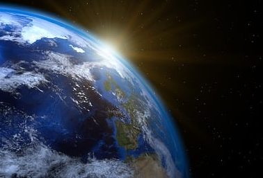Von der Erde selbst gehen geopathische Belastungen aus, verursacht durch Magnetfeld, Radon und Wasserströme im Untergrund ("Wasseradern")