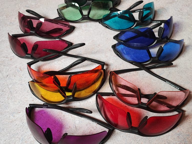 Farbbrillentherapie in verschiedenen Farben für den Zugang oder der Lösung von Konflikten