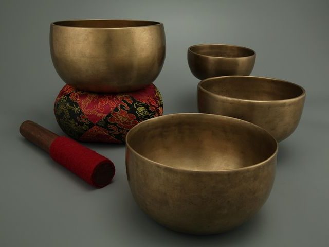 Töne beim Anschlagen von Klangschalen und Gongs helfen loszulassen